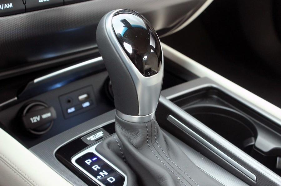 Детали интерьера Hyundai Genesis 2014 года  (NA) (фото 67 из 105)